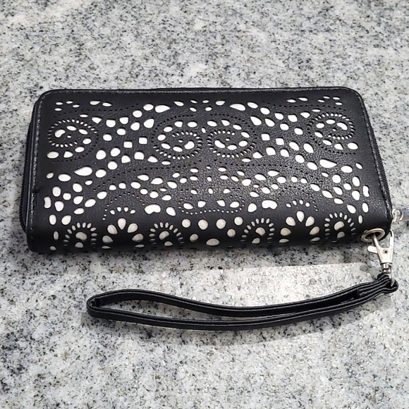 Handbags - Black and White Lace Design Wristlet Wallet